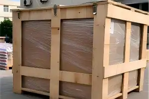 木架货物包装采用抬高的底部支撑，便于叉车装卸。