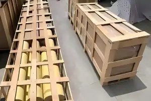 长条形货物的木架包装顶部设置多根横向支撑梁。
