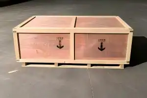 木箱外侧通过箭头标明指定的叉车操作位置。